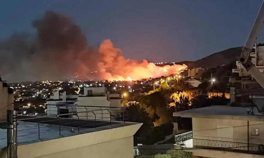 Εφιαλτική νύχτα! Άνιση μάχη με τις φλόγες στη Νέα Μάκρη – Εκκενώνονται Λιβίσι και Άγιος Εφραίμ